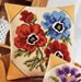 Coussin anémones rouges et bleues