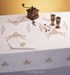 Nappe imprimée Paniers fleuris bordée de dentelle Dim 150x200 cm
