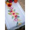 Chemin de table en broderie traditionnelle fleurs tropicales de Vervaco