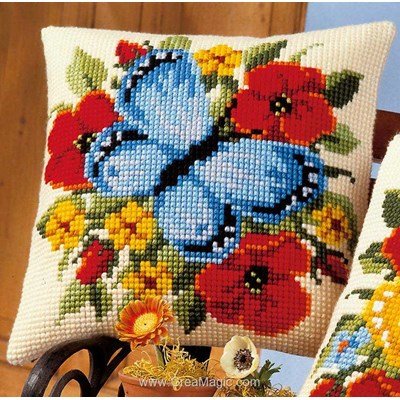 Coussin au point de croix fleurs et papillon bleu de Vervaco