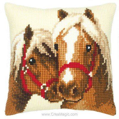 Coussin Vervaco au point de croix calin de chevaux