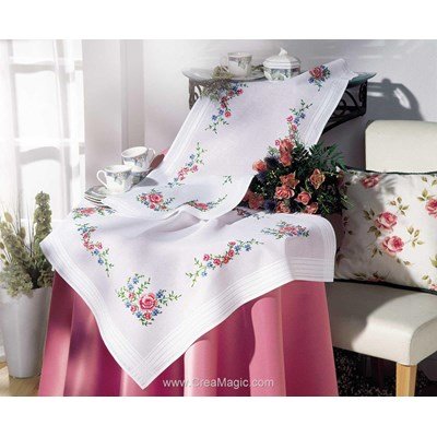 Kit chemin de table imprimé Vervaco en broderie traditionnelle roses blanc 2290-2116