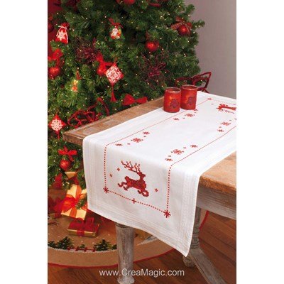 Kit chemin de table cerfs rouge noël en broderie traditionnelle - Vervaco 2290-2376