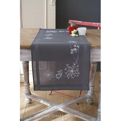 Chemin de table en broderie traditionnelle fleurs blanches de kim Vervaco