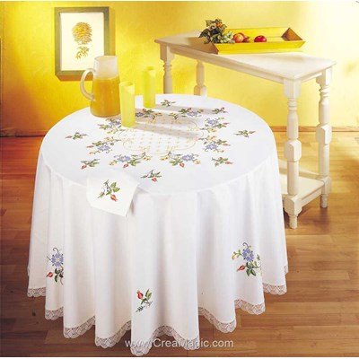 Nappe imprimée en broderie traditionnelle semis de fleurs de Margot Broderie