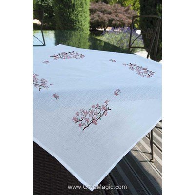 Nappe magnolia en branche en broderie traditionnelle - Brodélia