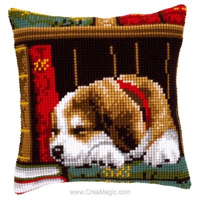 Coussin Vervaco au point de croix chien dormant sur étagère