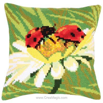 Coussin coccinelle sur camomille au point de croix - Collection d'art