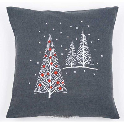 Coussin Vervaco arbres de noel rouge et blanc à broder en broderie traditionnelle imprimée