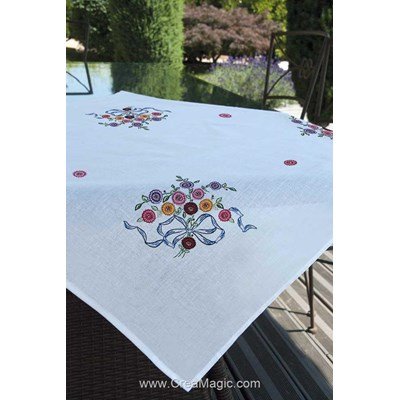 Nappe imprimée bouquet au ruban bleu en broderie traditionnelle - Brodélia