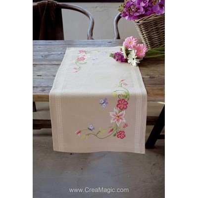 Kit chemin de table Vervaco en broderie traditionnelle fleurs roses avec papillons PN-0146429