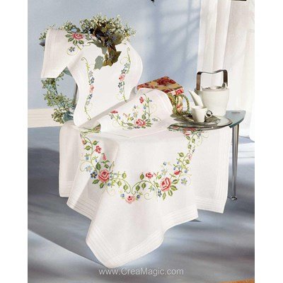 Chemin de table en broderie traditionnelle roses Vervaco