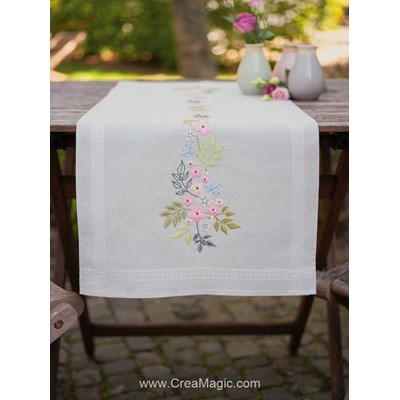 Chemin de table Vervaco en broderie traditionnelle douceurs de fleurs