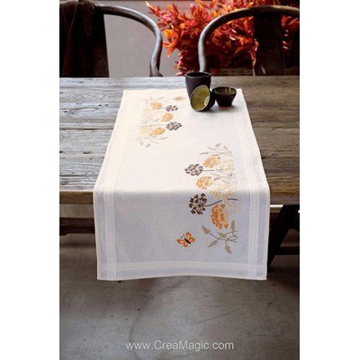 Chemin de table imprimé herbes orange avec papillons en broderie traditionnelle de Vervaco