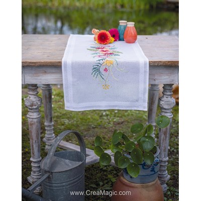 Chemin de table en broderie traditionnelle fleurs tropicales de Vervaco