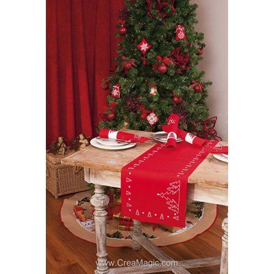 Chemin de table imprimé en broderie traditionnelle sapin de noël de Vervaco