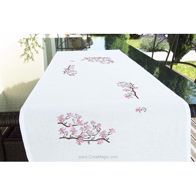 Chemin de table imprimé branche de magnolias en broderie traditionnelle de Brodélia