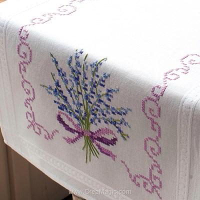 Chemin de table lavande en broderie traditionnelle de Vervaco