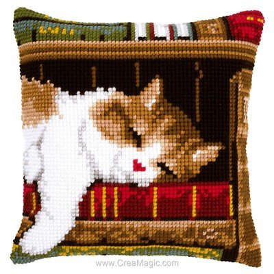 Coussin Vervaco chat endormi sur étagère au point de croix