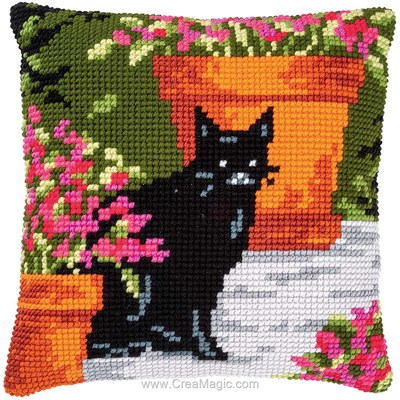 Coussin chat noir près des pots de fleurs de Vervaco au point de croix