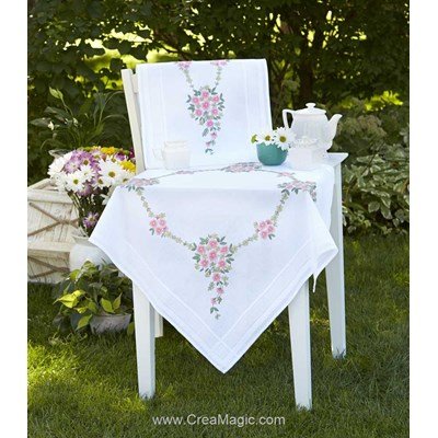 Chemin de table Duftin en broderie traditionnelle couronne fleuries blanc