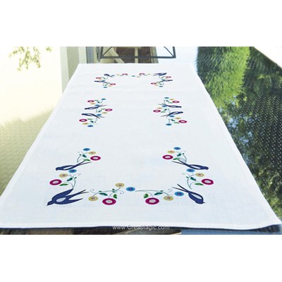 Chemin de table Brodélia hirondelles en couleur à broder en broderie traditionnelle