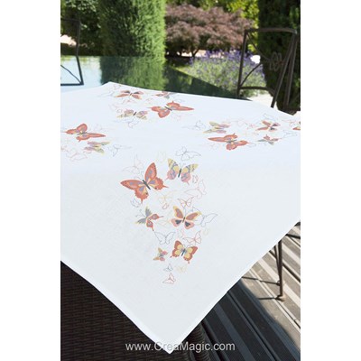 Kit nappe papillons pastels en broderie traditionnelle de Brodélia