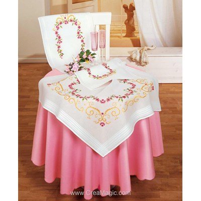 Kit chemin de table imprimé Vervaco en broderie traditionnelle petites fleurs roses 2290-2351