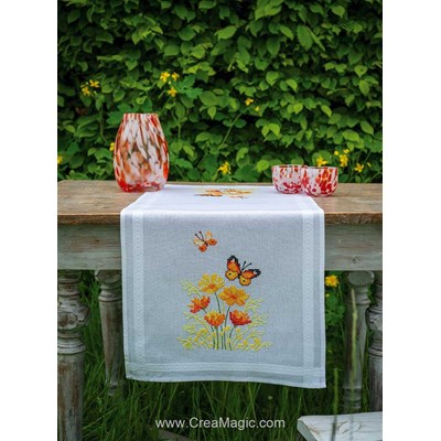 Kit chemin de table au point de croix imprimé Vervaco à broder en broderie traditionnelle duo de papillons et fleurs d'été