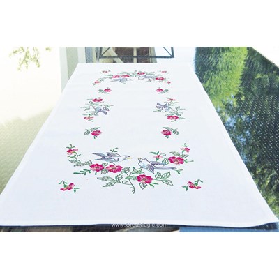 Kit chemin de table tourterelles et fleurs en broderie traditionnelle de Brodélia