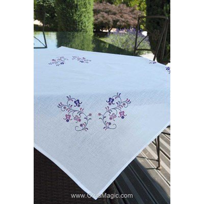 Nappe imprimée clochettes fleuries en broderie traditionnelle de Brodélia