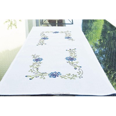 Chemin de table Brodélia en broderie traditionnelle arabesque de fleurs bleues BDL-609-5116