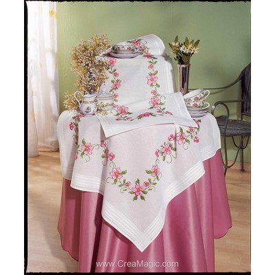 Kit surnappe Vervaco en broderie traditionnelle bordées de fleurs roses 2290-152