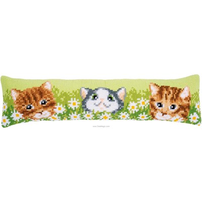 Coussin Vervaco au point de croix trois chatons dans les herbes - bas de porte