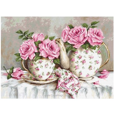 Broderie point compté théière et tasse en porcelaine aux roses de Luca-S