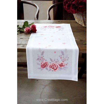 Chemin de table imprimé roses roses en broderie traditionnelle de Vervaco PN-0145974