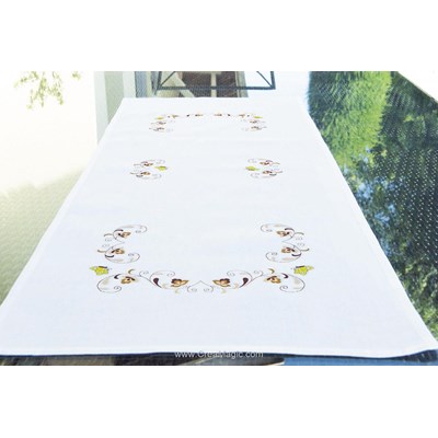 Chemin de table crema flora en broderie traditionnelle de Brodélia BDL-609-9096