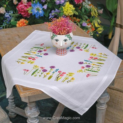 Nappe Vervaco en broderie traditionnelle fleurs du printemps PN-0199588