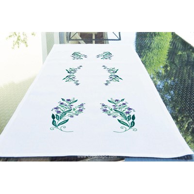 Chemin de table en broderie traditionnelle charmelia de Brodélia