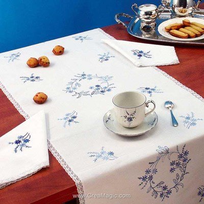 Vis à vis Petites fleurs bleues Avec 2 serviettes assorties à broder en broderie traditionnelle - Luc Création
